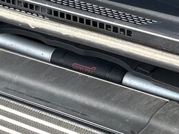 【STIタワーバー】お車の剛性を高めるタワーバーを装備。よりスムーズなコーナリング走行が可能となり、走りも楽しめます。