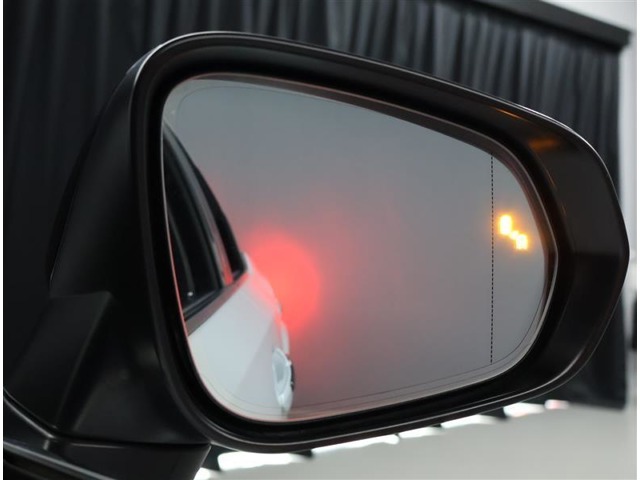予防安全機能の1つ、ブラインドスポットモニター付き。隣の車線を走る車両をレーダーで検知し、ドアミラーでは確認しにくい後測方エリアに存在する車両に加えて、急接近してくる車両も検知します。