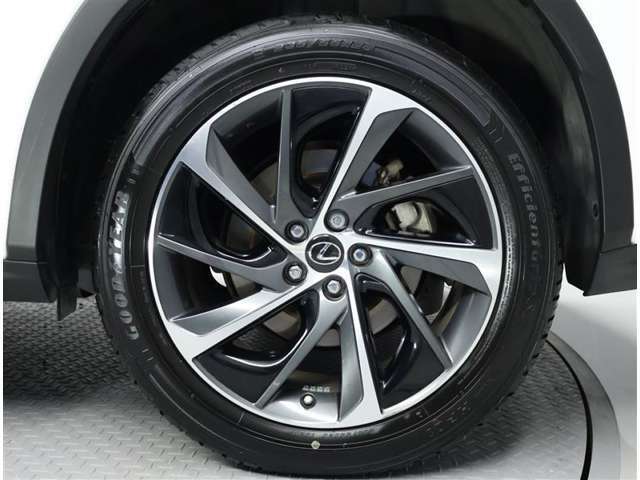 純正アルミホイール。デザインが素敵ですね。お車全体のイメージ変わりますね。ホイールの重量やタイヤの放熱性など性能面に大きく関わる部分ですよね。タイヤサイズは　235/55R20　です。
