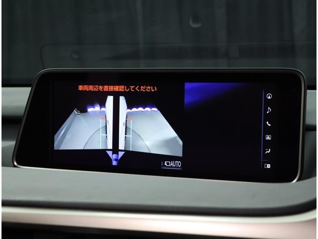 バックモニター付き。駐車の際のサポートとなり、必須アイテムのひとつですよね。それでも、バックする際は必ずご自身の目で確認をしてください。パノラミックビューで上から見下ろした視点でも確認できます！