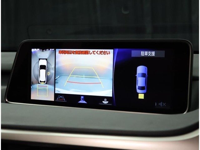 バックモニター付き。駐車の際のサポートとなり、必須アイテムのひとつですよね。それでも、バックする際は必ずご自身の目で確認をしてください。パノラミックビューで上から見下ろした視点でも確認できます！