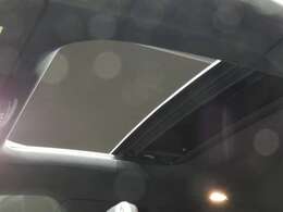 車内に光を取り入れ明るく開放的に演出するパノラミックガラススライディングルーフを採用しています！状況に応じてチルトアップ＆スライドの2パターンでご使用頂けます！！TEL：047-307-9933