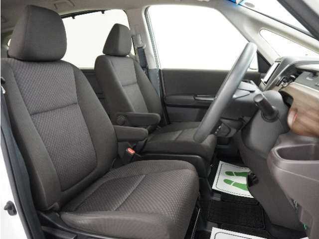 運転席のスペースはゆったりしていて、視界も広く確保されているので普段の運転からロングドライブまで快適です。