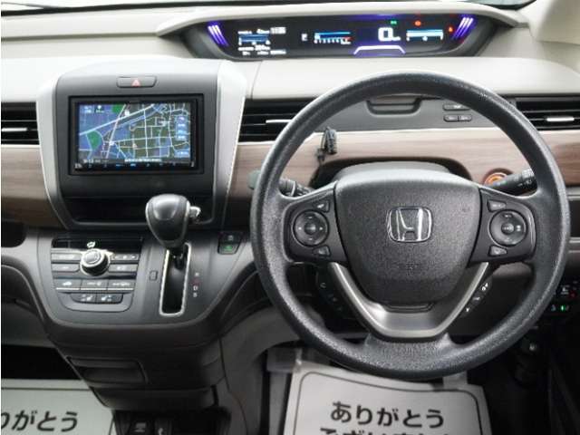 運転にかかわる様々な操作を安全に行えるように視点移動が少なく、操作性に配慮されたスイッチ類が凝縮されたコクピットです。