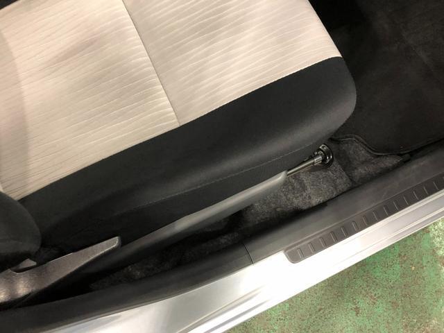 痛みの出やすい運転席シートの角、フロアマット、座面、ともに良好です