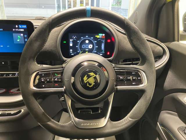 握りやすく、運転がしやすいハンドルです。