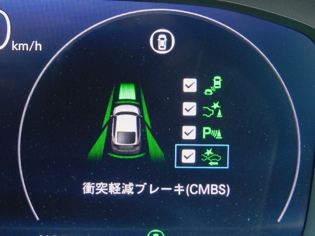 CMBS（追突軽減ブレーキ）・ミリ波レーダーと単眼カメラで前走車や歩行者」を検知。衝突する恐れがある場合音とディスプレーで警告をしさらに接近すると軽いブレーキ、強いブレーキと段階的に衝突回避を支援