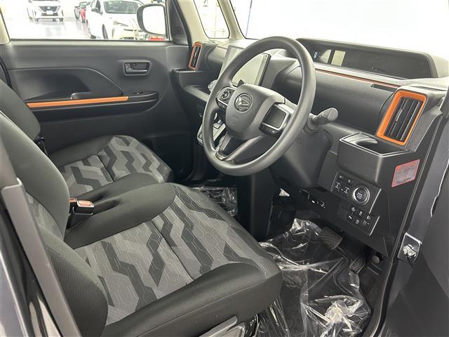 【運転席】座り心地が良いシートなので長時間の運転でも快適にお過ごしいただけます。新品のフロアマットのご注文も可能です。掲載箇所以外にご希望の写真がございましたらお気軽にお問い合わせ下さい。