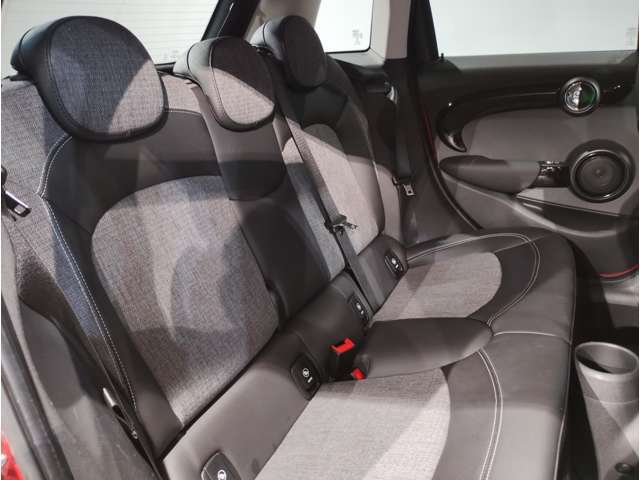 コンパクトで愛嬌のあるMINIで御座いますが、後席も意外と広く、シートは少し奥が下がっているため、ヘッドクリアランスも十分に確保されております。