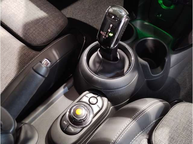 ミニ独特のゴーカートフィーリングと呼ばれる軽快なハンドリングはAT車、MT車のどちらでも楽しめます。