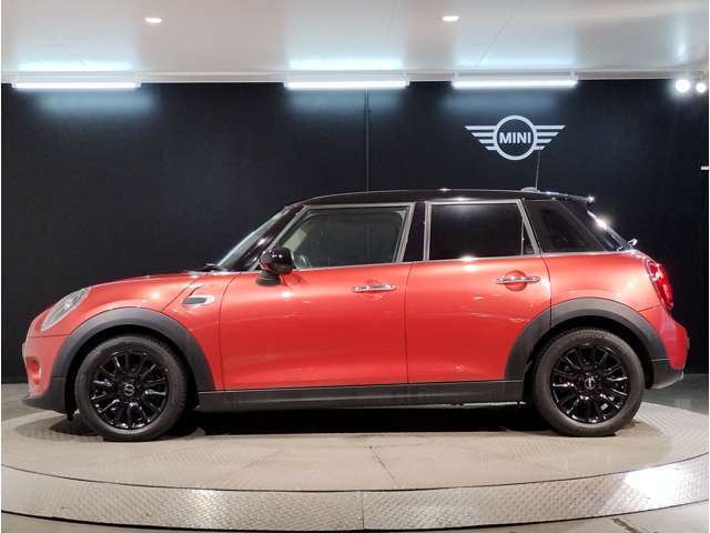 MINIのアロイ・ホイールは、MINIらしさの象徴である、ゴーカート・フィーリングを向上させるために技術の粋を集めて開発されています。