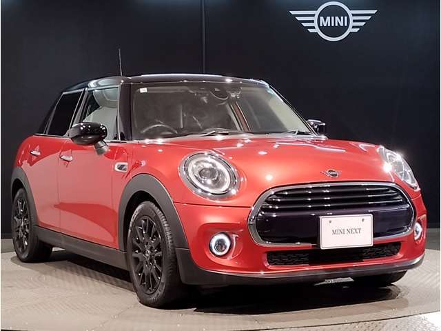 MINIのフロントグリルのデザインはイギリスで生まれた当初から、シルバーのサイドバーが折り重なった伝統的なデザインで御座います。その伝統はBMWのお車になってからでも少しずつ形を変えて守られております