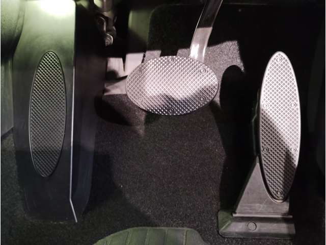 【ペダル】BMWはオルガン式アクセルペダルを採用しています。踏み込む足とペダルが同じ軌跡を描くため、かかとがずれにくく、アクセルコントロールがよりしやすくなるメリットがあります。
