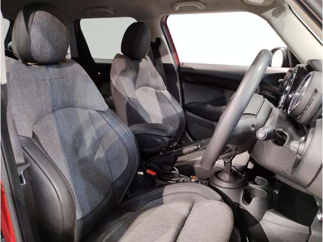 MINIの少し硬めのシートは乗り降りもしやすく、長距離ドライブでも疲れません。