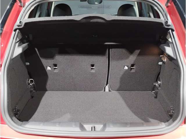 ラゲッジルームは全面ファブリック加工でございます。大切なお荷物に傷が付きづらいですよ。