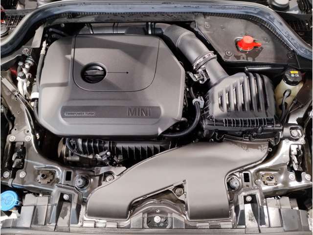 大きいトルクによって、アクセルをそれほど踏み込まなくても、グングン進みます。アクセルをそれほど回さなくてもスーっと気持ち良く走行してくれますので、余裕がうまれ、長距離ドライブでも疲れにくいです。