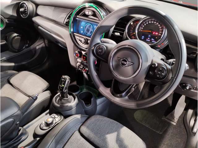 MINIの内装はとにかく『円』に拘ったデザインコンセプトが一目で伝わってきます。これほど円形に拘った車は他に御座いません。伝統のデザイン、トグルスイッチなど遊び心のある内装で御座います。