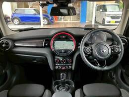 MINIならではのコックピット！！高級感があり、かつシンプルなデザインが飽きがこないとご好評いただいております。スイッチ一つ一つにも「こだわり」とセンスを感じます。