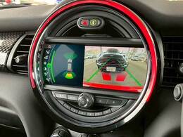 【バックカメラ】装備。後方確認に役立ち、楽々駐車やバックをしていただけます。