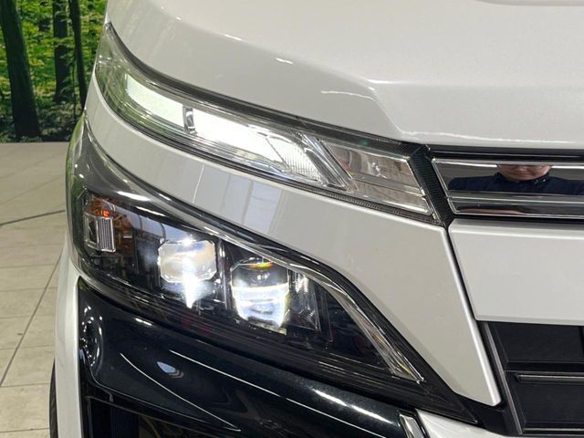 【LEDヘッドライト】悪天候や夜間走行時も良好な視界を確保し安心して運転できる高輝度LEDヘッドライトを装備！点灯速度が早く、消費電力も抑えられています。