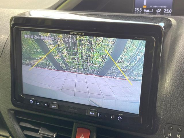 【バックカメラ】駐車時に後方がリアルタイム映像で確認できます。大型商業施設や立体駐車場での駐車時や、夜間のバック時に大活躍！運転スキルに関わらず、今や必須となった装備のひとつです！