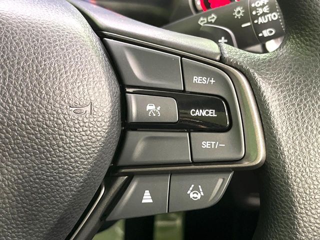 【アダプティブクルーズコントロール】高速道路での長距離走行が楽に！！自動で速度を保つクルーズコントロールが、衝突軽減システムと連携し、前方の車両を感知して車間を保つように速度調節してくれます！！