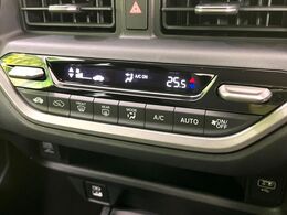 【オートエアコン】一度お好みの温度に設定すれば、車内の温度を検知し風量や温度を自動で調整。暑い…寒い…と何度もスイッチ操作をする必要はありません。快適な車内空間には必須の機能ですね♪