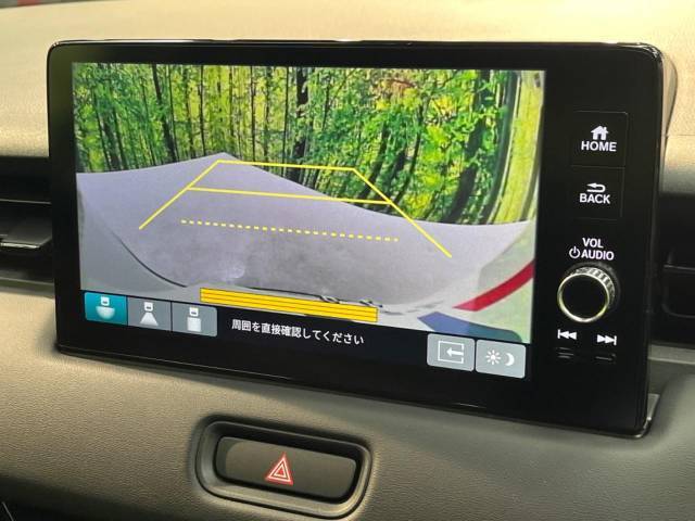 【バックカメラ】駐車時に後方がリアルタイム映像で確認できます。大型商業施設や立体駐車場での駐車時や、夜間のバック時に大活躍！運転スキルに関わらず、今や必須となった装備のひとつです！