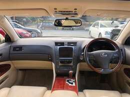 ベージュの厚みのある高級感あふれるレザーを使ったインテリアは、シートに座ってみるとその価値がより伝わってくると思います。