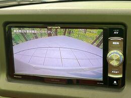 【バックカメラ】駐車時に後方がリアルタイム映像で確認できます。大型商業施設や立体駐車場での駐車時や、夜間のバック時に大活躍！運転スキルに関わらず、今や必須となった装備のひとつです！