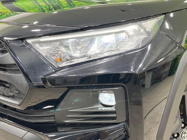 【LEDヘッドライト】悪天候や夜間走行時も良好な視界を確保し安心して運転できる高輝度LEDヘッドライトを装備！点灯速度が早く、消費電力も抑えられています。