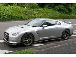 長年GT-Rに携わってきた知識経験から、厳選された販売車両の品質に自信があります。また査定基準の厳しいAIS検査を実施することで、修復歴やメーター改ざん歴も見逃さないよう徹底しています。