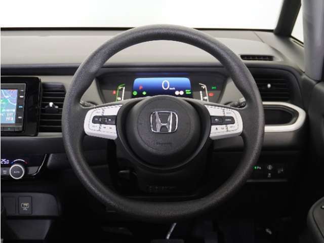 【Honda SENSING】 カメラ等装置で精度の高い検知能力を発揮、安全運転を支援します。ステアリング上のコントローラーに注目！