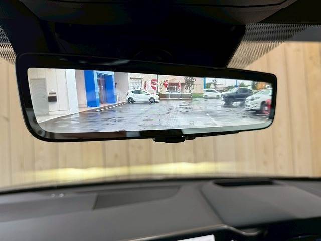 【デジタルインナーミラー】を搭載しております。ミラーにより後方確認ができますので、駐車の際などに役立ちます。