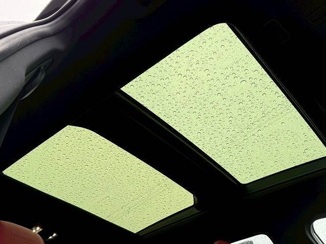 【パノラマムーンルーフ】大型ムーンルーフです。通常のサンルーフと比べ開口が広く開放感があります。