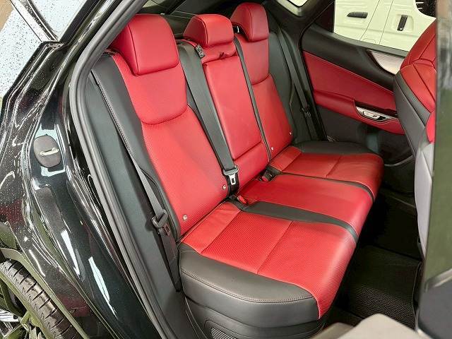 セカンドシートはリクライニング可能でくつろぎの空間。大人二人が乗っても十分なスペースが確保されております。