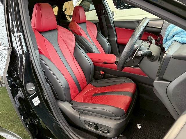 純正 レッドレザーシートを装備！スポーツ感が溢れています！