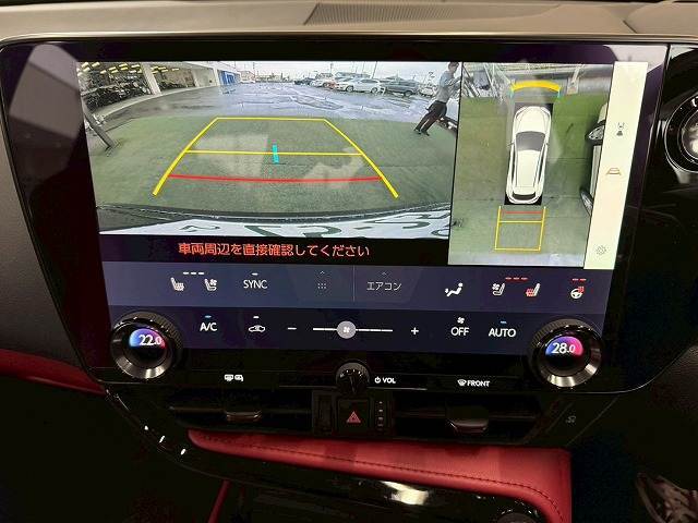 【アラウンドビューモニター】 クルマを上空から見下ろしているかのように、直感的に周囲の状況を把握できます。