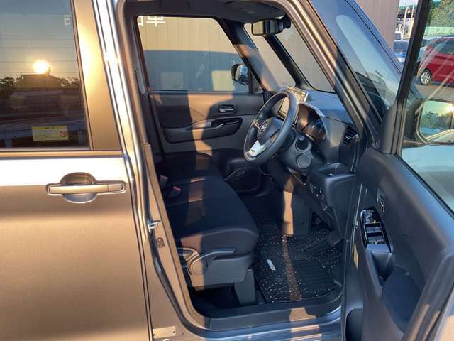 快適に運転できるドライブポジション！40mmも調整できる運転席シートリフターとシートスライドで、無理のない運転姿勢がとれます