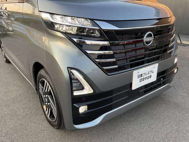 マルチリフレクタータイプのLEDヘッドライト（ハイ/ロービーム）、遠くまで明るく照らし夜間の安全運転をサポートします。