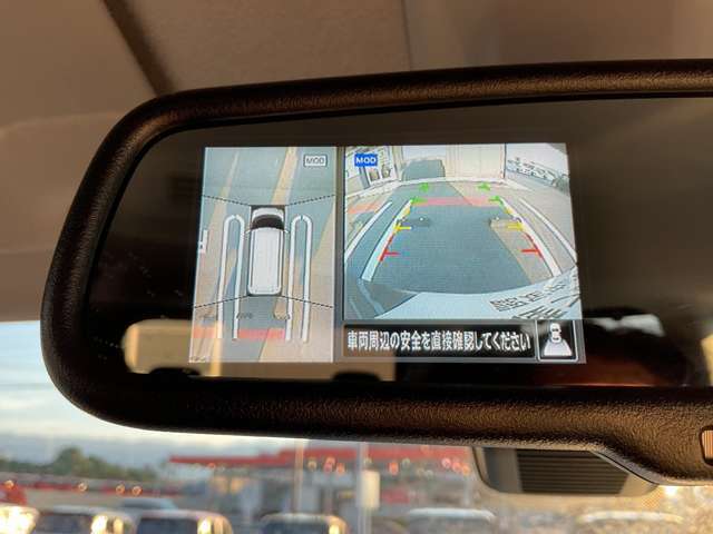 アラウンドビューモニター・バックモニター表示機能つきルームミラー。夜間走行時に便利な自動防眩機能付きです。