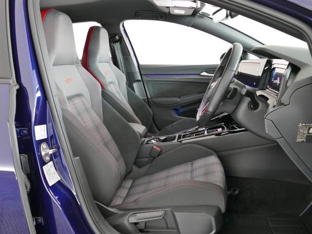 運転席助手席はスポーツシートの為、ホールド感が素晴しく、またシートの状態も大変綺麗な状態です。