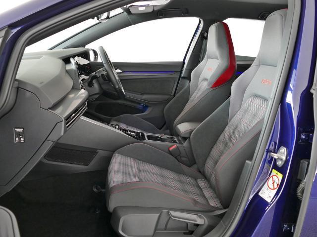 運転席助手席はスポーツシートの為、ホールド感が素晴しく、またシートの状態も大変綺麗な状態です。