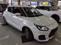 ■札幌ホンダ南郷店は室内ショールーム完備■悪天候や夜間のご来店の際も明るいショールーム内でゆっくりお車をご覧いただけます！事前にご連絡頂けますとスムーズにご案内できます