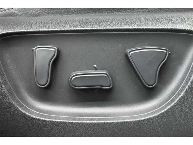 【パワーシート】無段階でシートポジションの調整が可能です。運転しやすいベストポジションを見つけて、快適なドライブを楽しんでください。