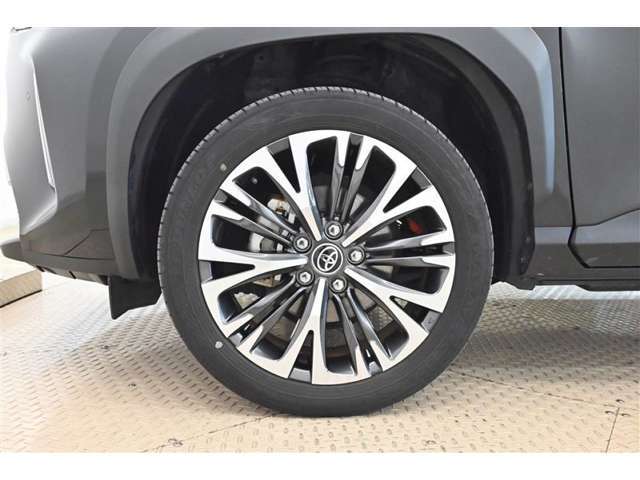 【アルミホイール】純正なので車に似合うデザインになっていますね。スタッドレスタイヤもご相談下さい。