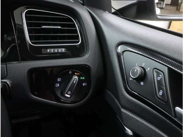 フロントガラスに設置された照度センサーによって、自動点灯するオートライト機能付き。