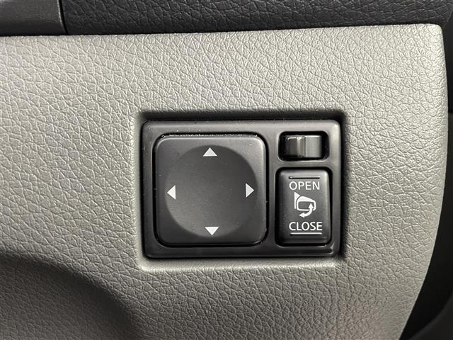 【電動格納ミラー】運転席のスイッチで、ドアミラーの開閉や角度の調整ができます。