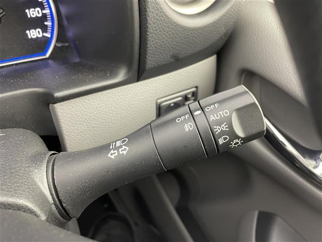 【オートライト（AUTO）】外の明るさをシステムが感知して、自動でヘッドライトが点灯します！ヘッドライトをつけ忘れを防ぐ便利機能です。