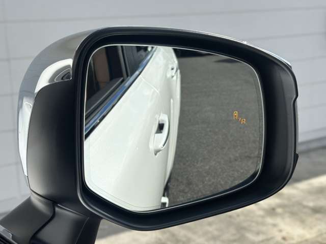 ブラインドスポットモニターで車線変更時に車両接近をお知らせ致します。